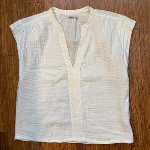 Faherty Cream Textured Blouse, gauze material. Exc Condition. No signs of wear.